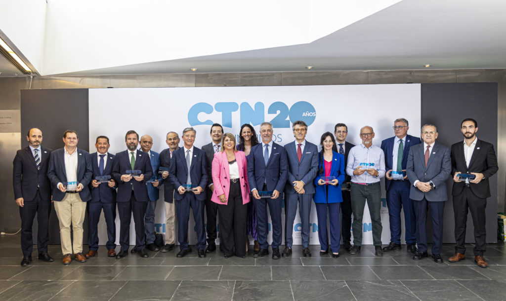 Imagen grupal de los asistentes y premiados con motivo del vigésimo aniversario del Centro Tecnológico Marítimo y Naval de Cartagena.